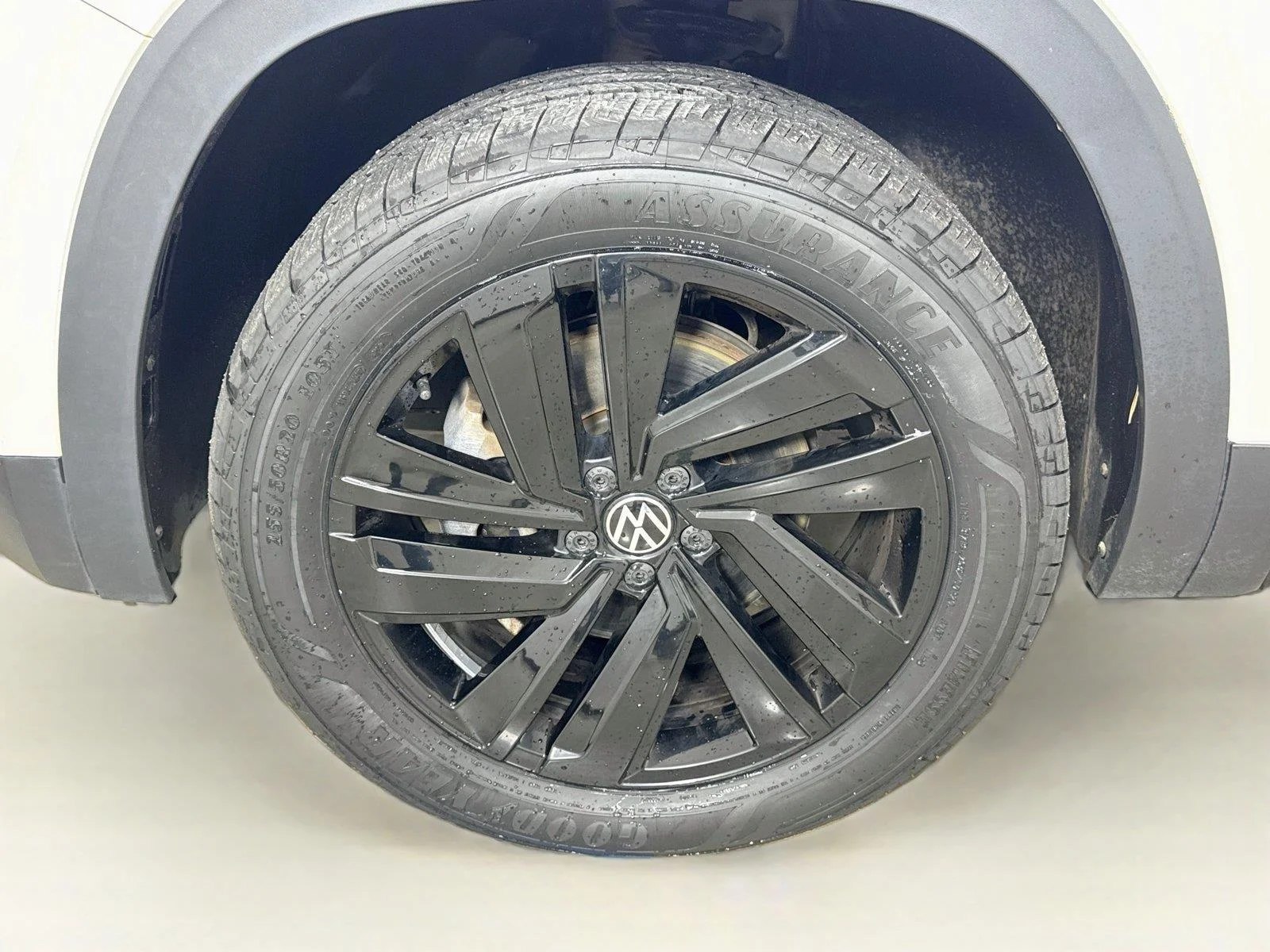 Used 2023 Pure White Volkswagen 3.6L V6 SE w/Technology image 29