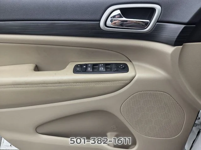 Used 2022 White Jeep Laredo E image 27