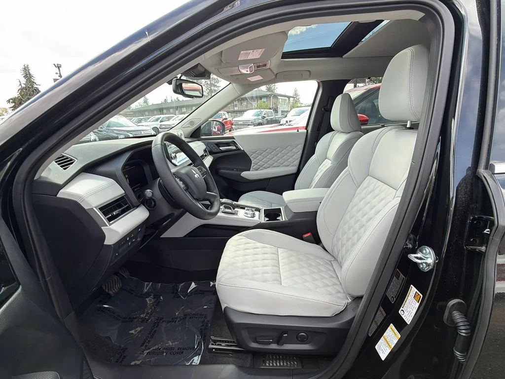 New 2025 Black Diamond Mitsubishi SEL image 9