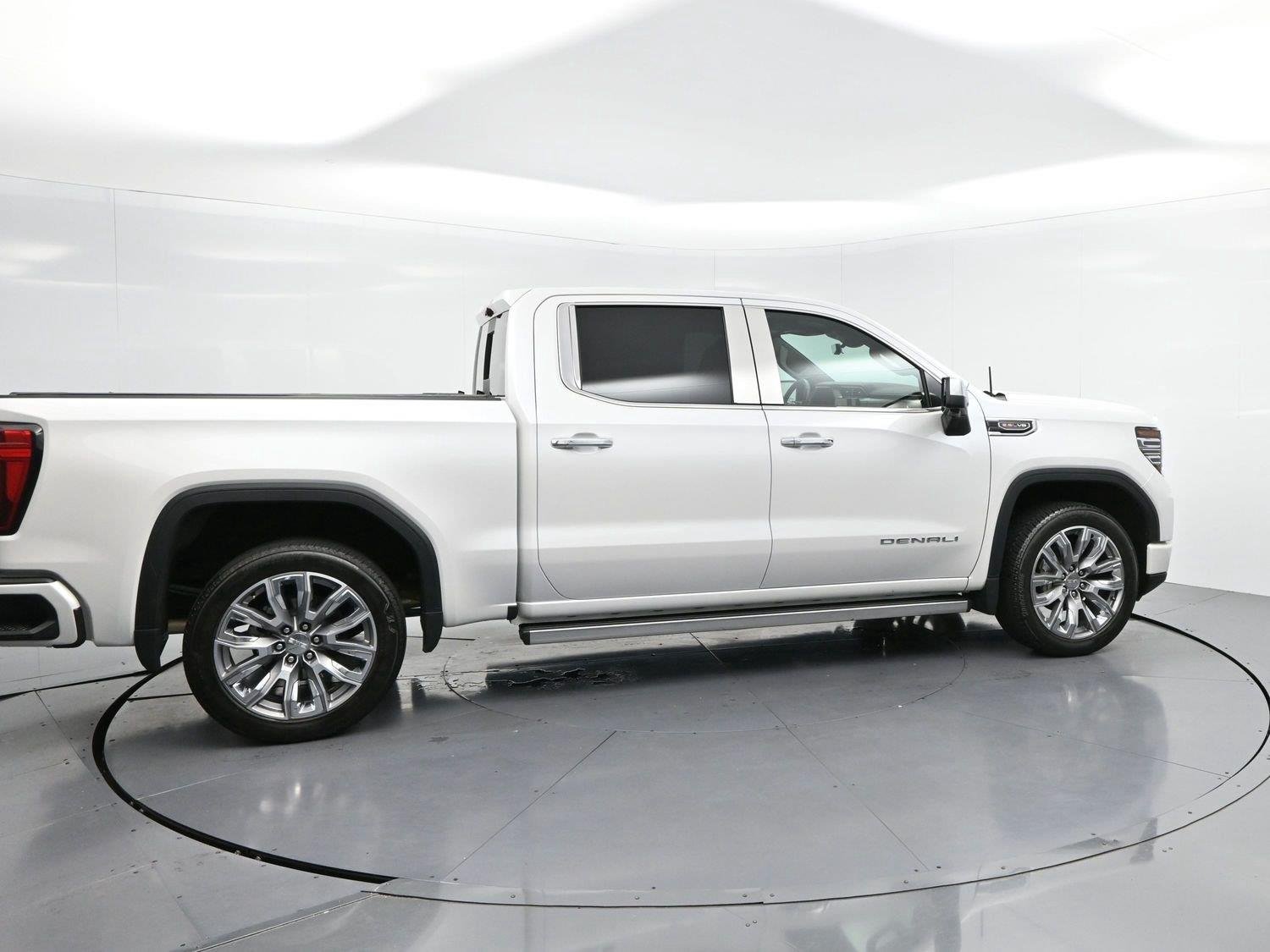 Used 2024 White Frost Tricoat GMC Denali image 8