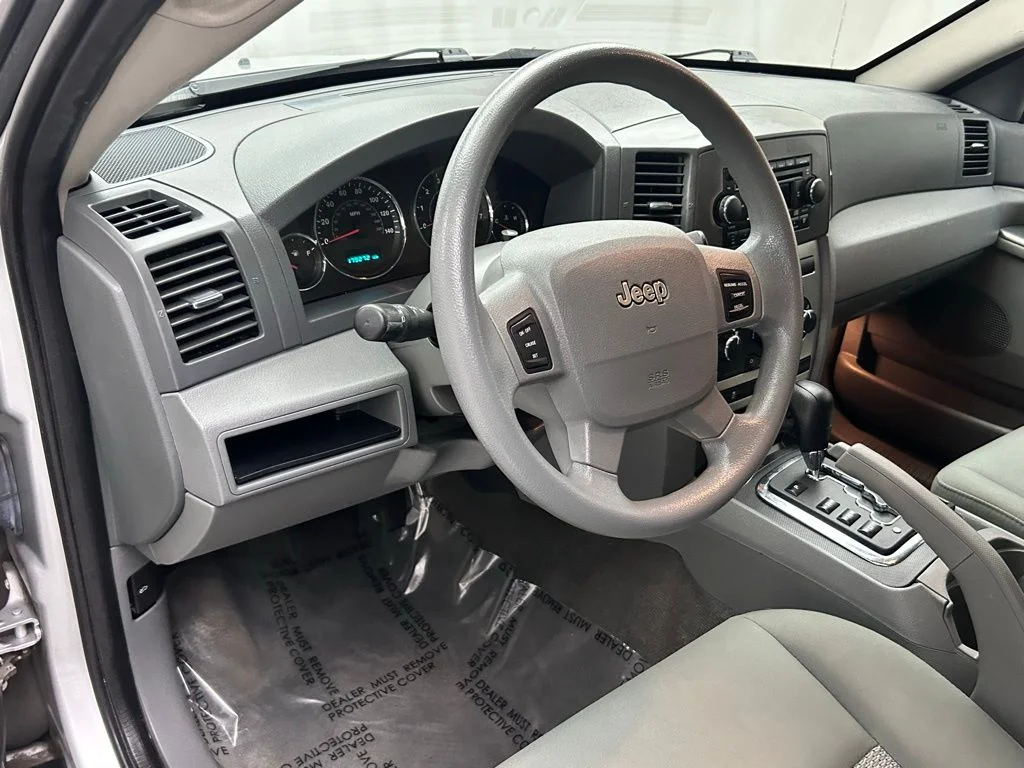 Used 2007 Silver Jeep Laredo image 11