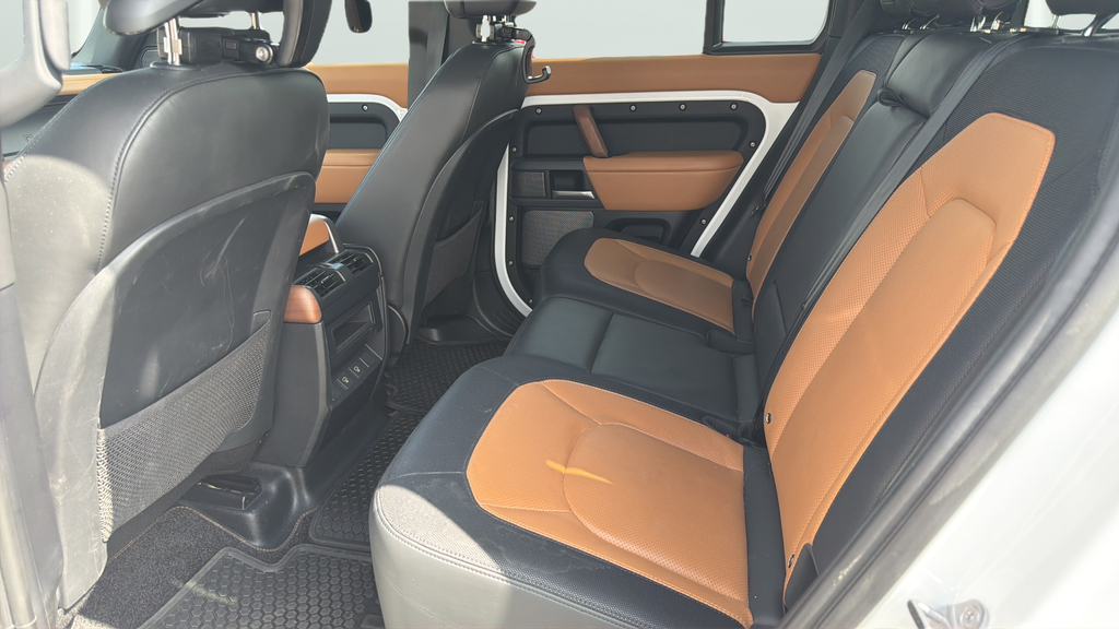 Used 2024 Fuji White Land Rover X-Dynamic SE image 18