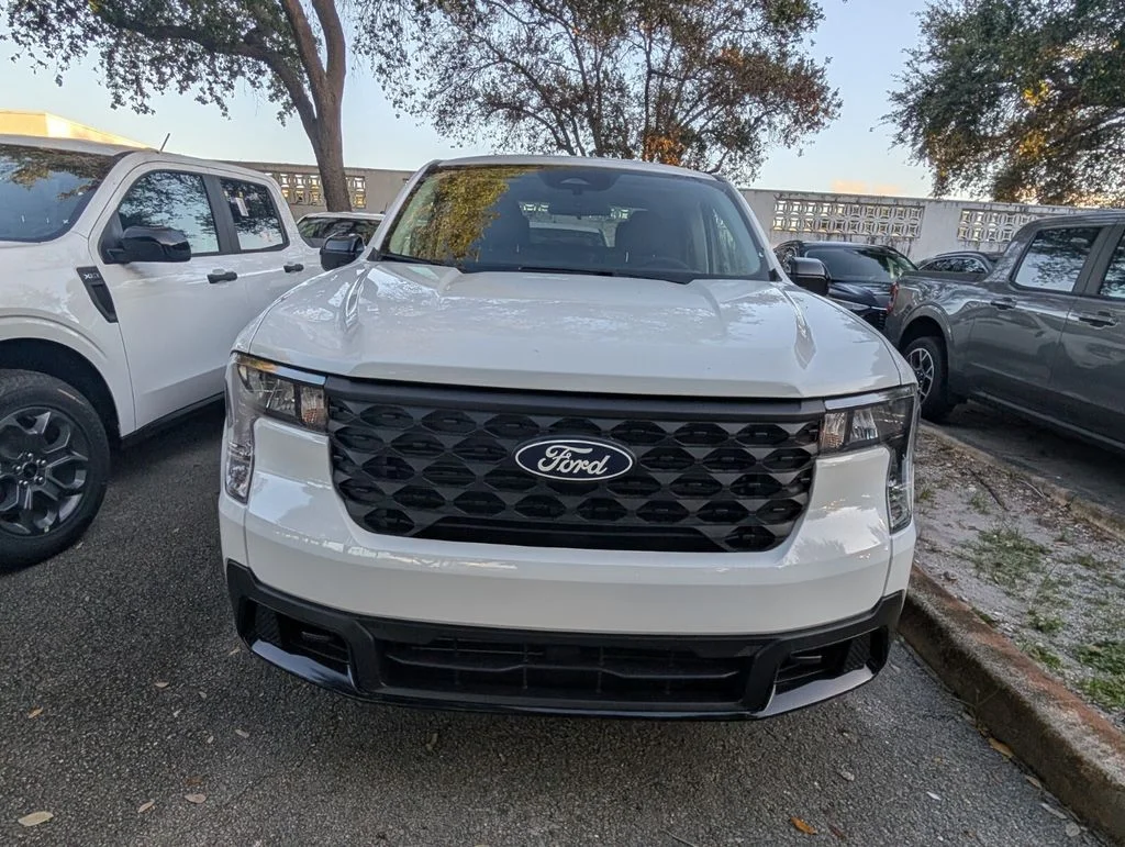 New 2025 Oxford White Ford XLT image 3