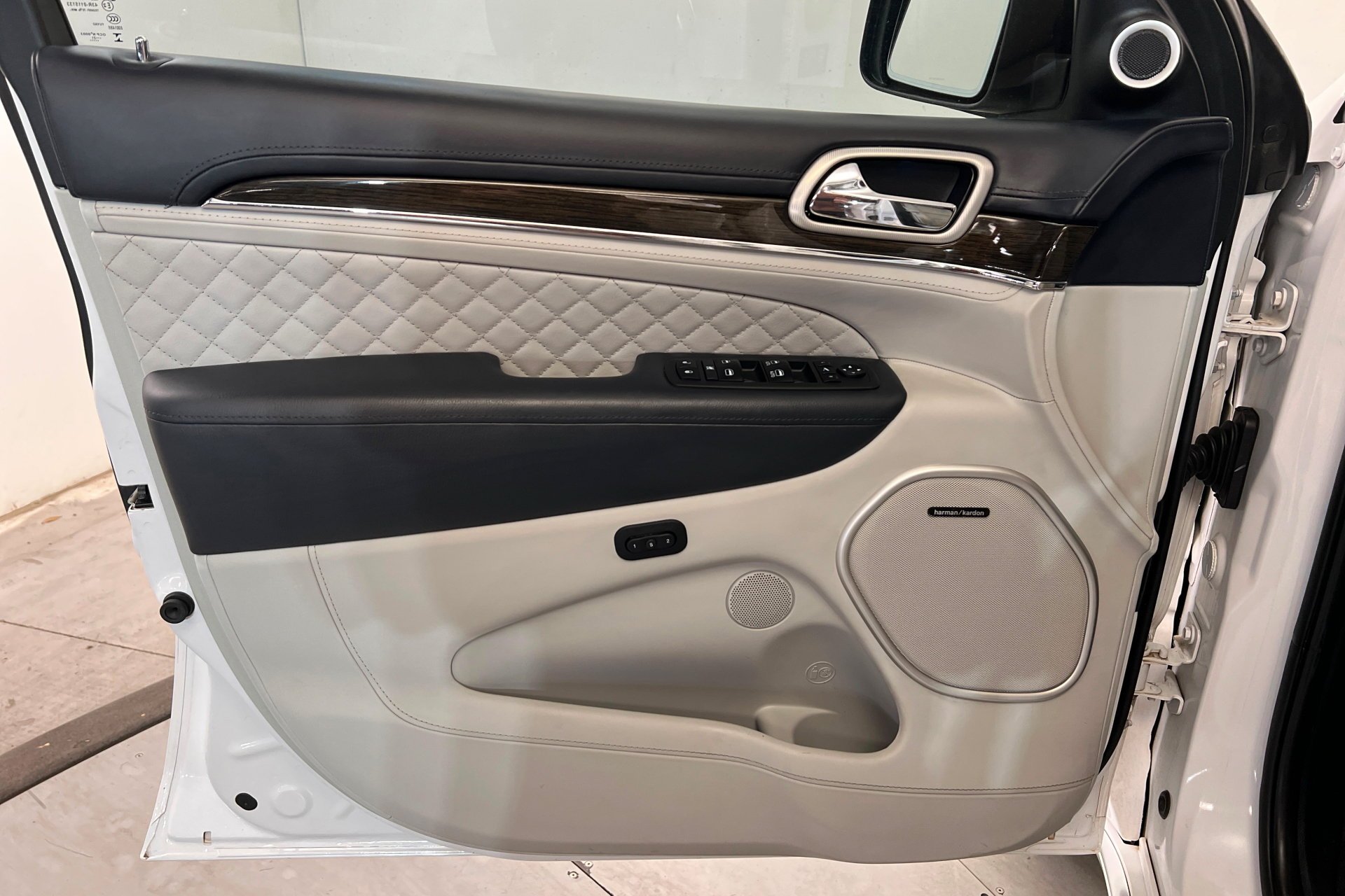 Used 2021 Ivory 3-Coat Jeep Summit image 16