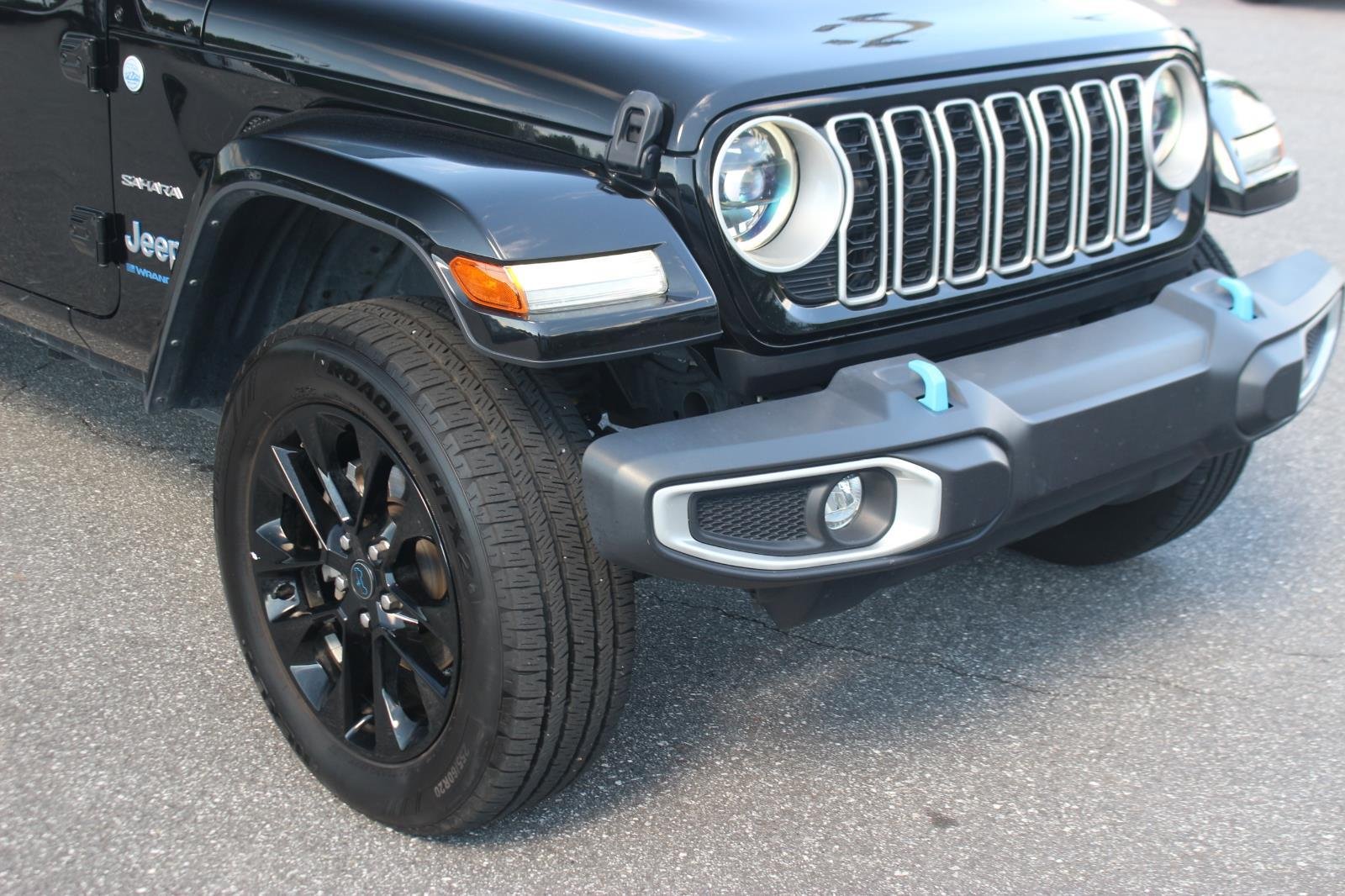 Used 2024  Jeep Sahara image 9