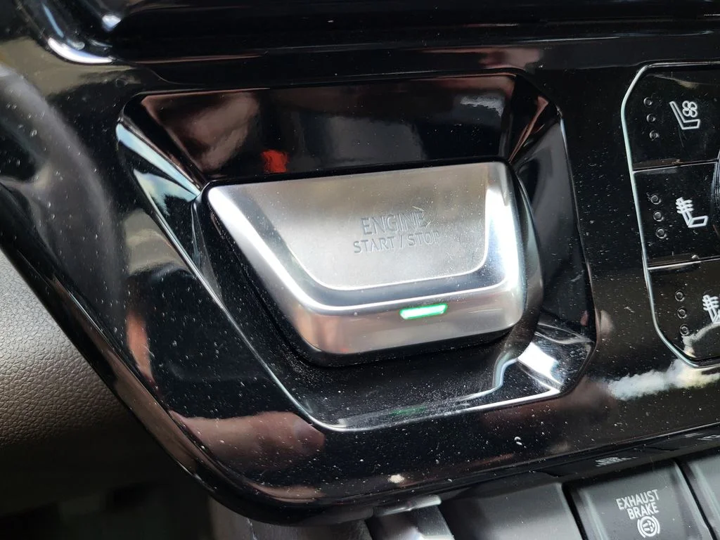 Used 2024 White Frost Tricoat GMC Denali image 17