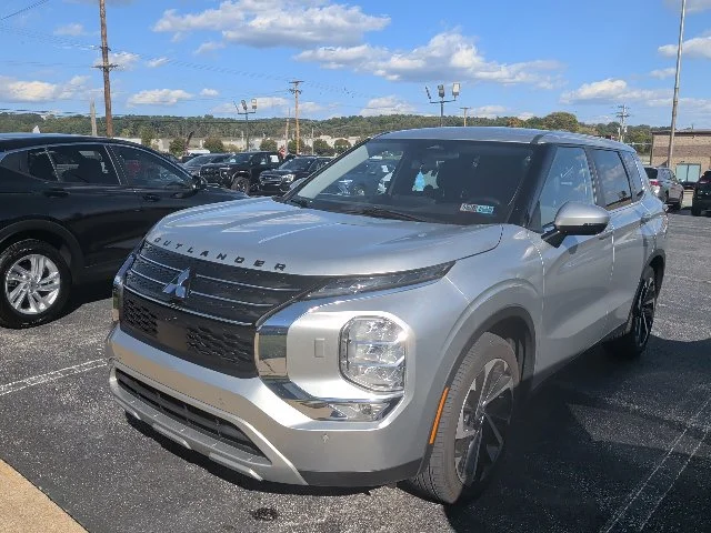 Used 2023 Silver Mitsubishi SE Special Edition image 3