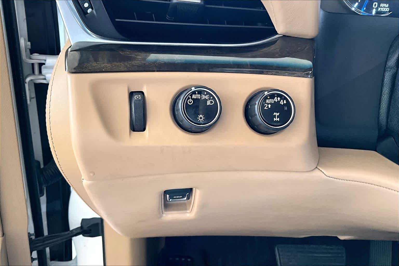 Used 2020 Crystal White Tricoat Cadillac Platinum image 33