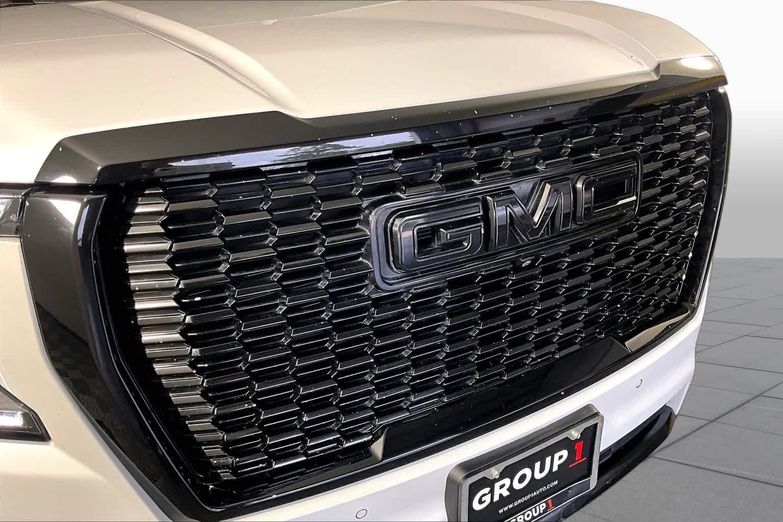 Used 2023 White Frost Tricoat GMC Denali image 29