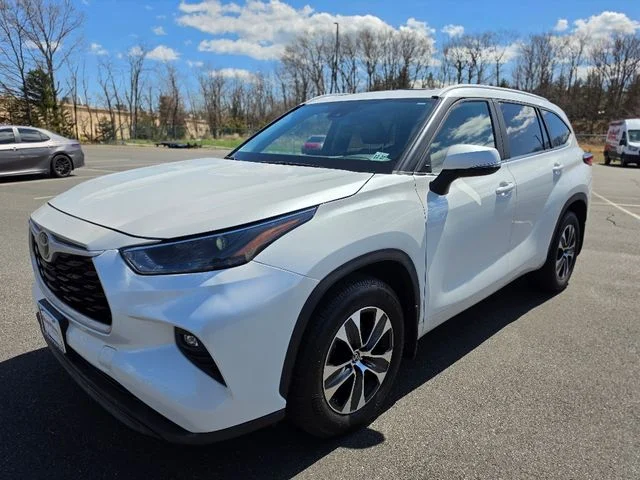 Used 2023 Beige Toyota XLE image 3