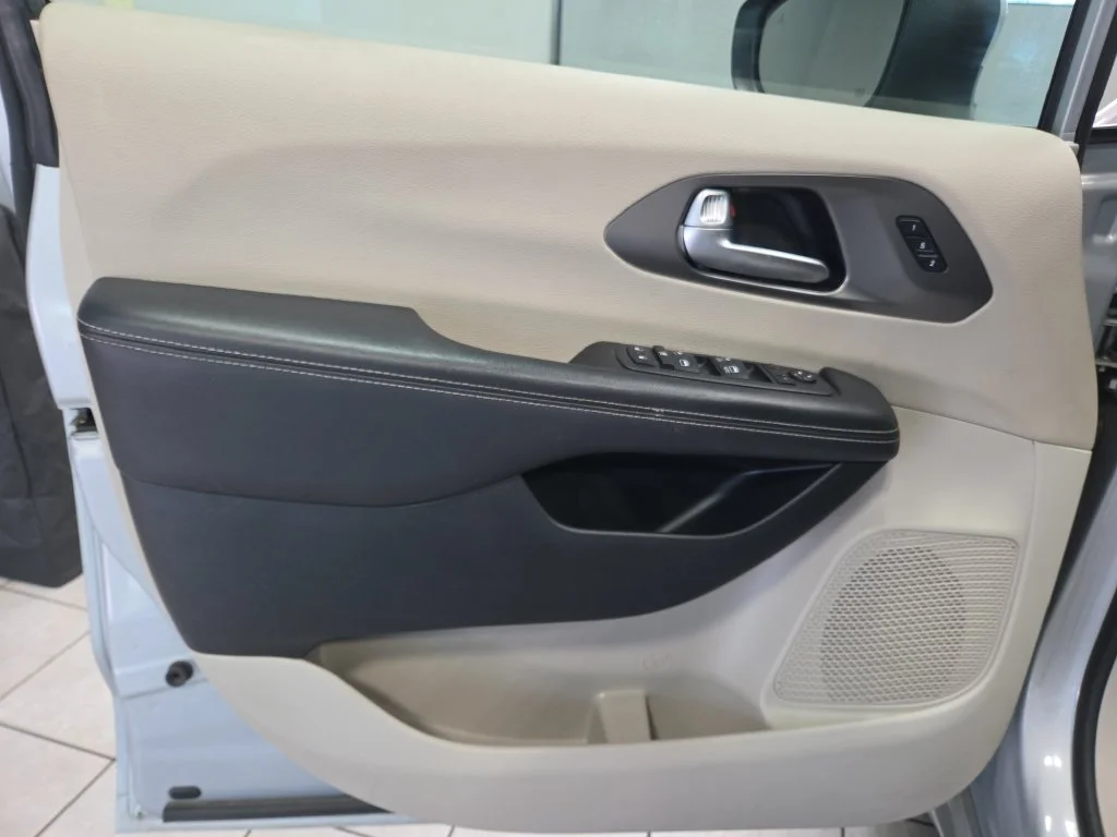 Used 2023 Silver Chrysler Touring L image 31