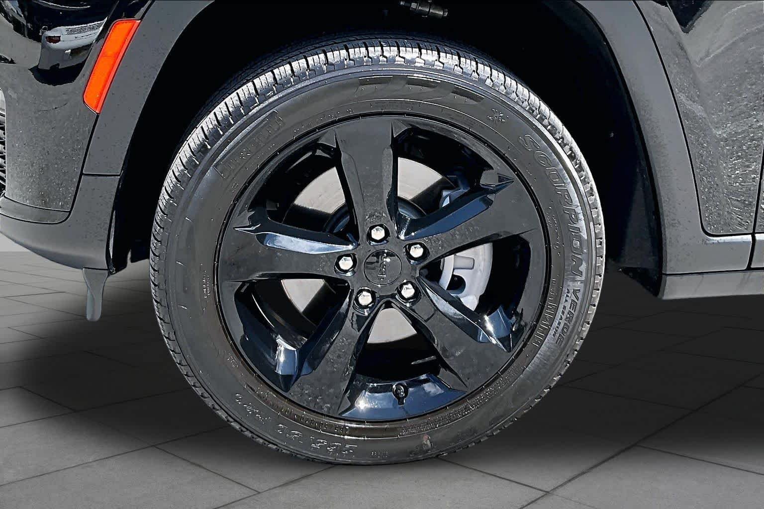 Used 2024 Diamond Black Crystal Pearlcoat Jeep Limited image 11