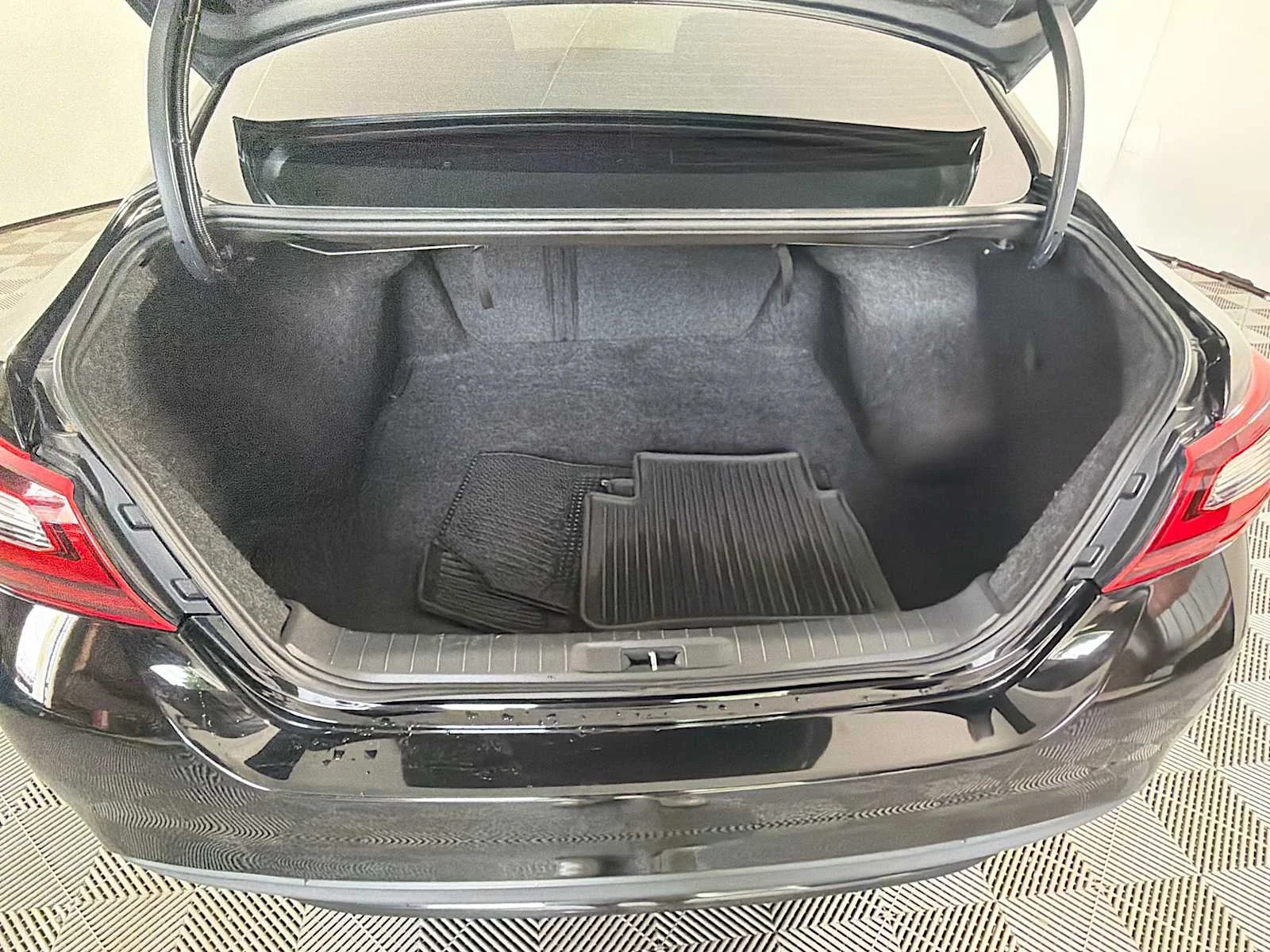Used 2018 Super Black Nissan 2.5 SR image 22