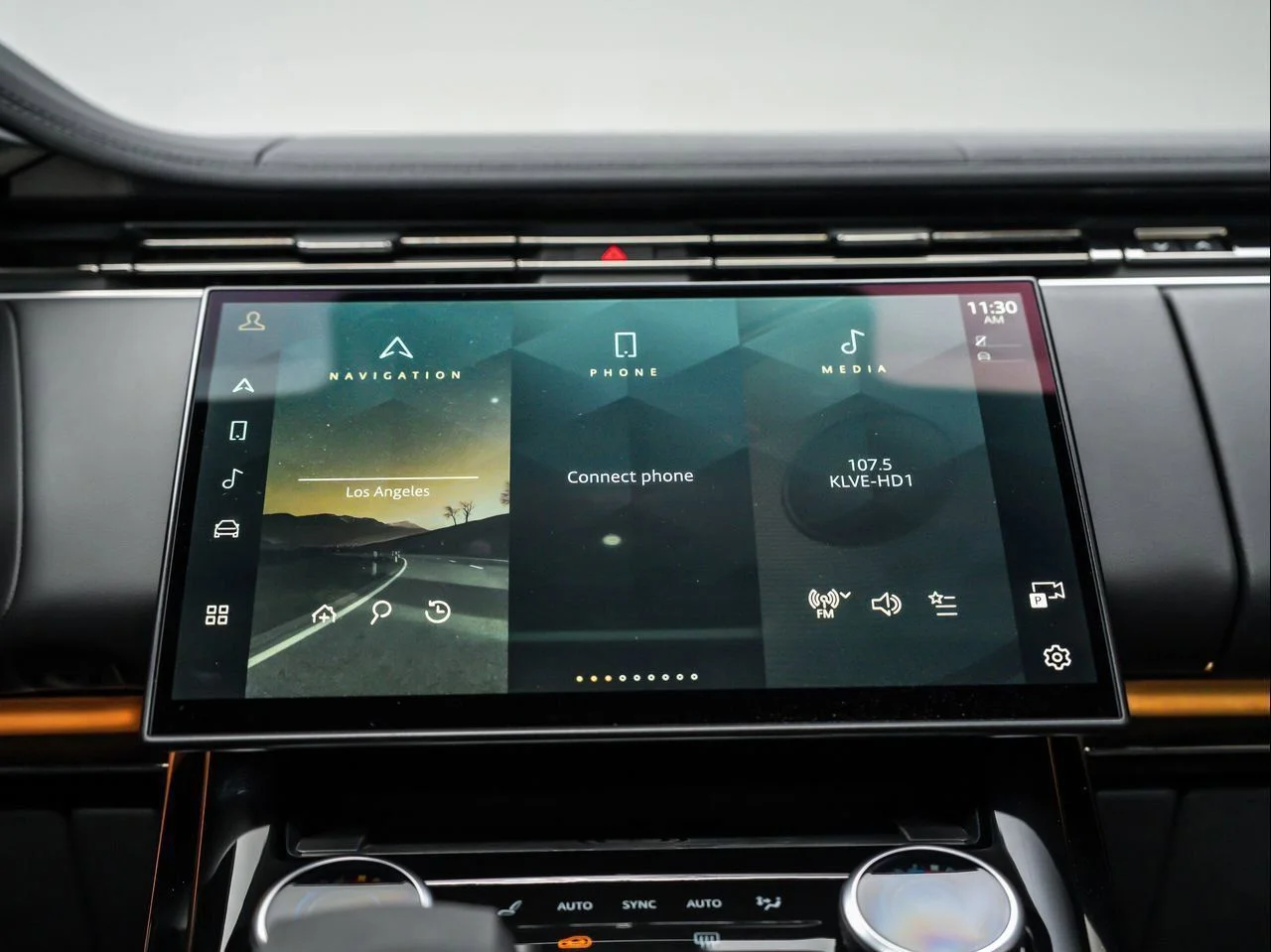 Used 2023 Black Land Rover SE Dynamic image 27