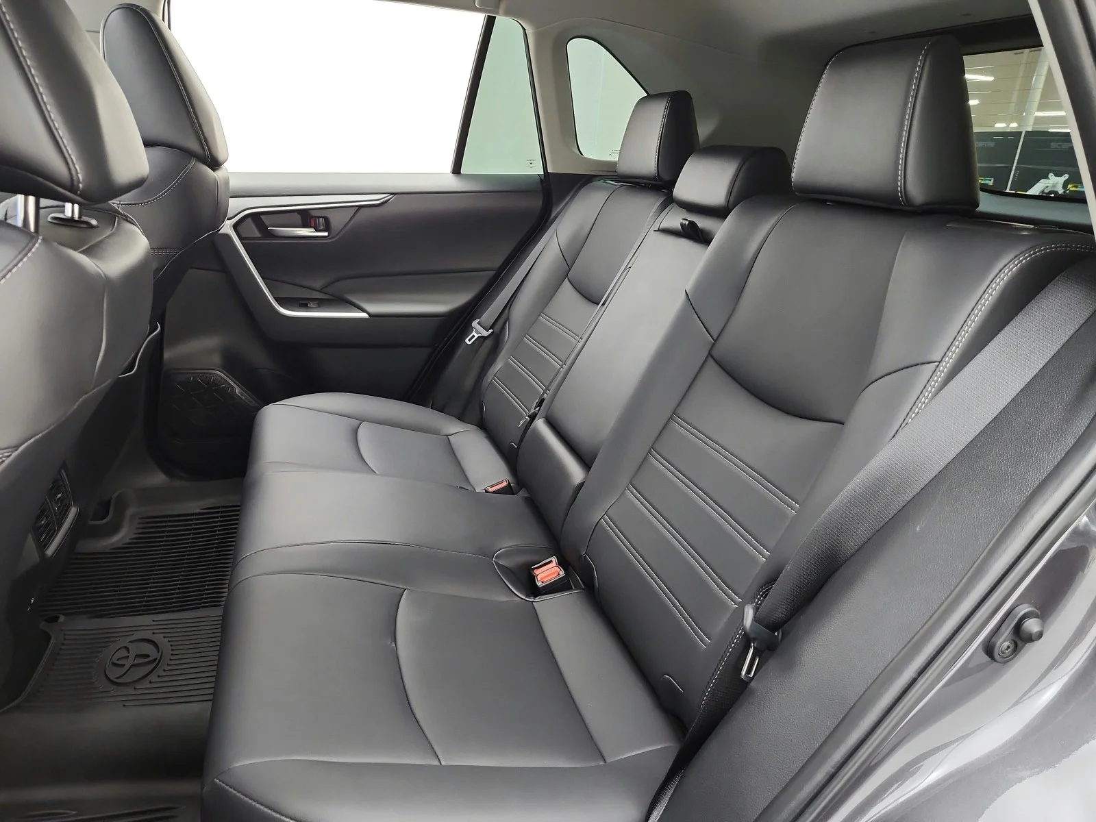 Used 2025 Magnetic Gray Metallic Toyota XLE Premium FWD (Natl) image 15