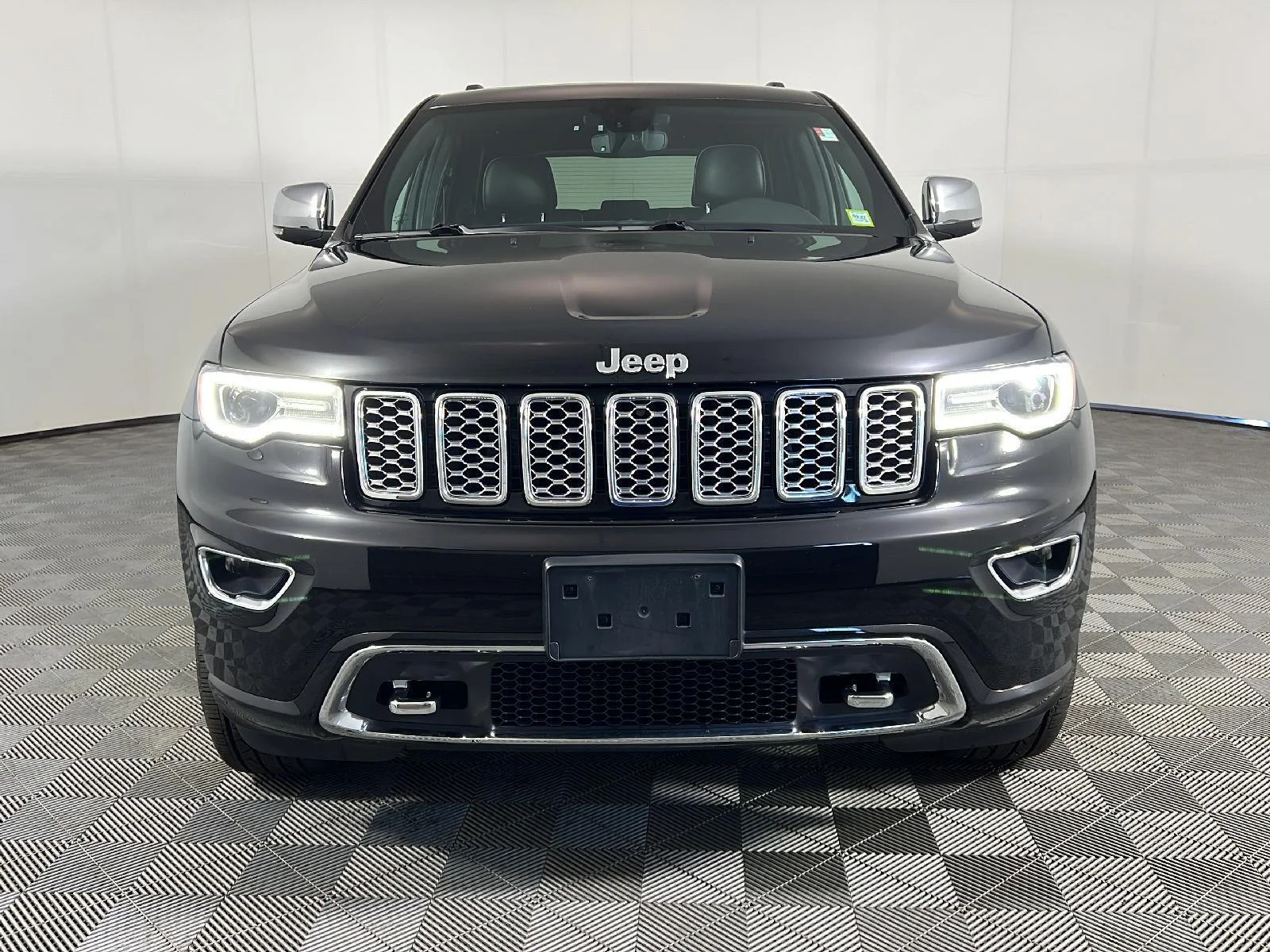 Used 2020 Diamond Black Crystal Pearlcoat Jeep Overland image 13