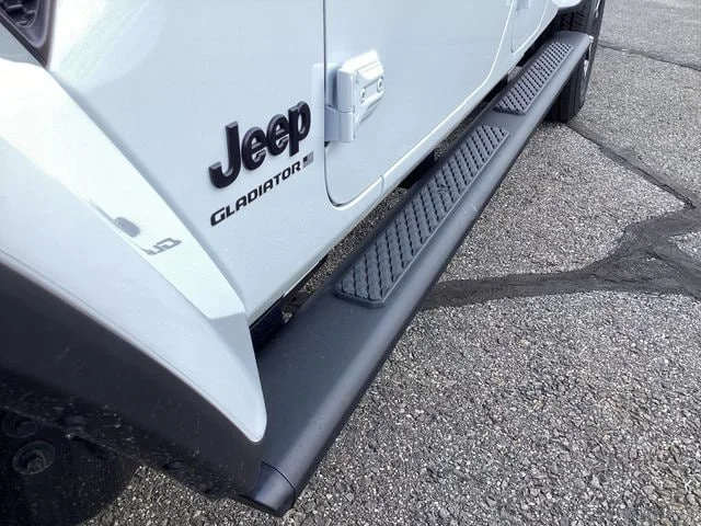 New 2026 Bright White Clearcoat Jeep SAHARA 4X4 image 17