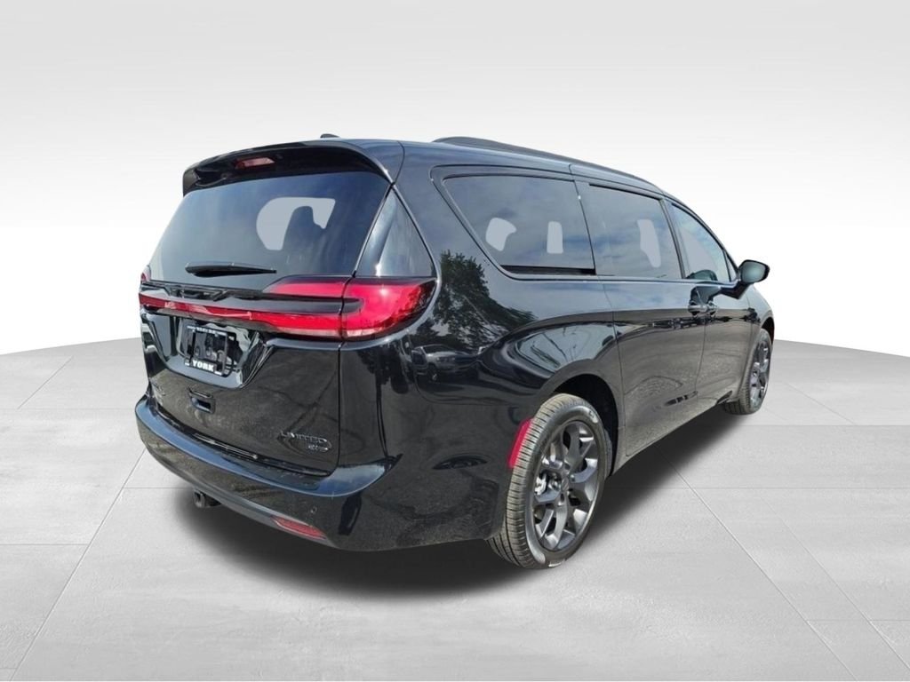 New 2027 Diamond Black Crystal Pearl-Coat Exterior Paint Chrysler Limited image 5