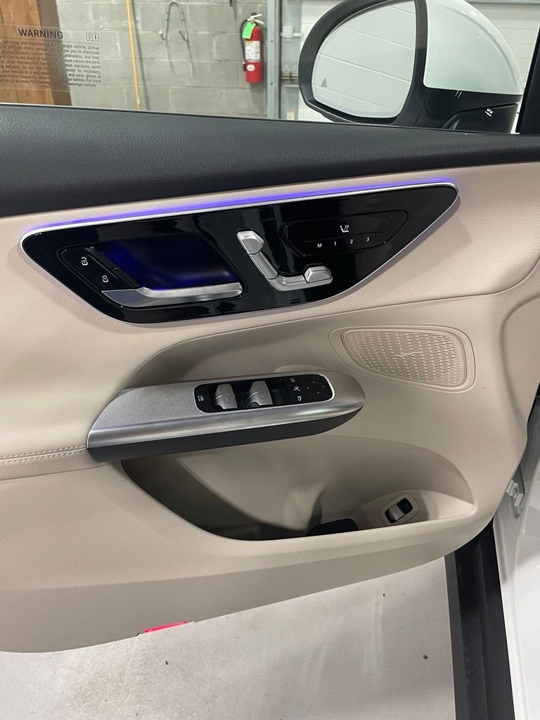 New 2027 White Mercedes-Benz GLC 300 image 10