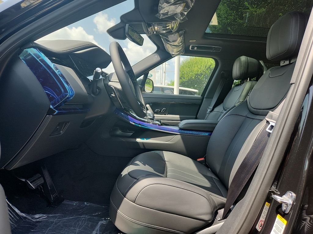 New 2026 Santorini Black Land Rover Dynamic SE image 6