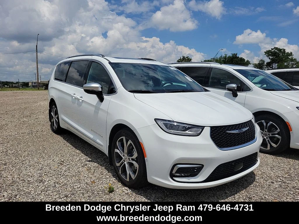 2025 Chrysler Pacifica Pinnacle's photo