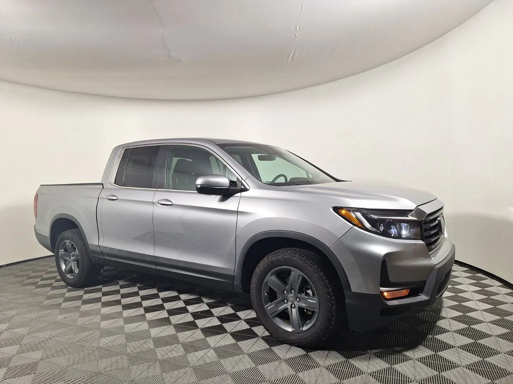 Certified Used 2023 Lunar Silver Metallic Honda AWD RTL image 3