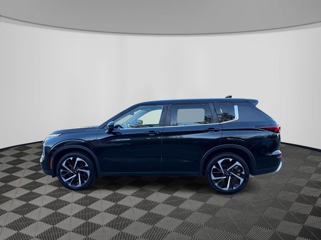 Used 2024  Mitsubishi SE Black Edition w/Pano Roof image 4