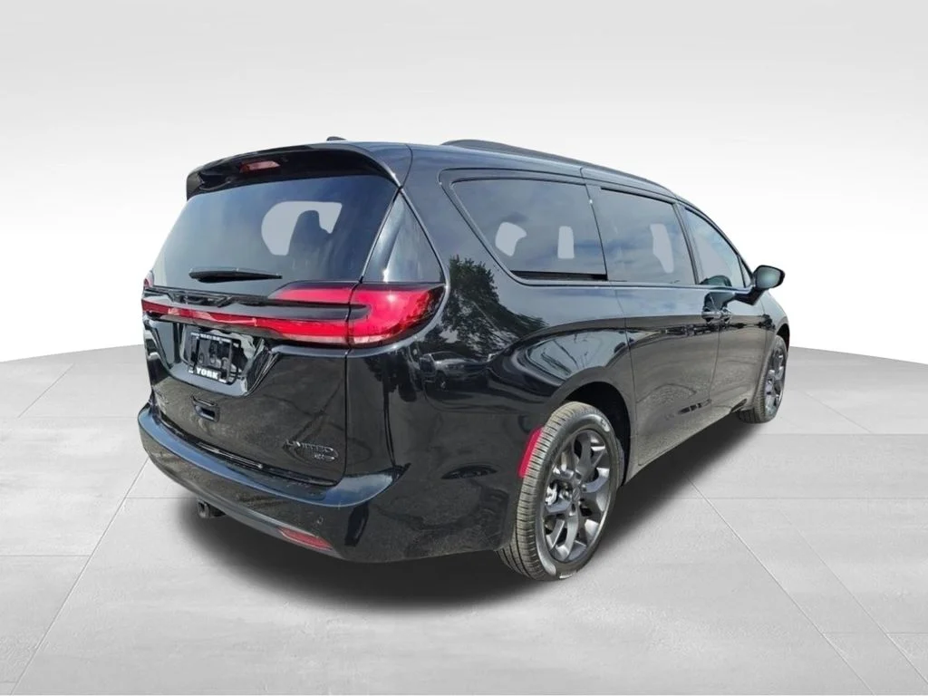 New 2027 Diamond Black Crystal Pearl-Coat Exterior Paint Chrysler Limited image 5
