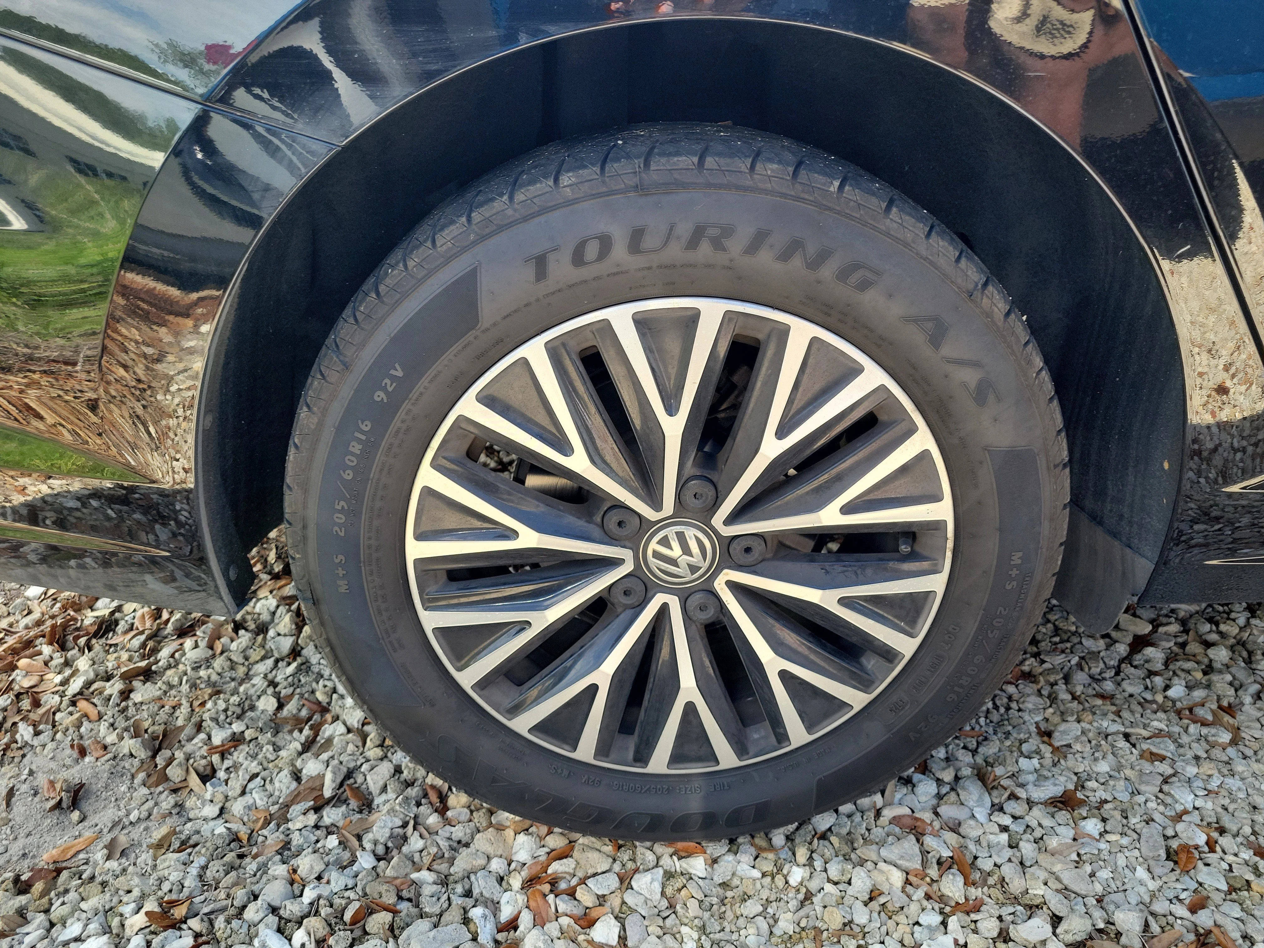 Used 2019 Black Volkswagen 1.4T SE image 2
