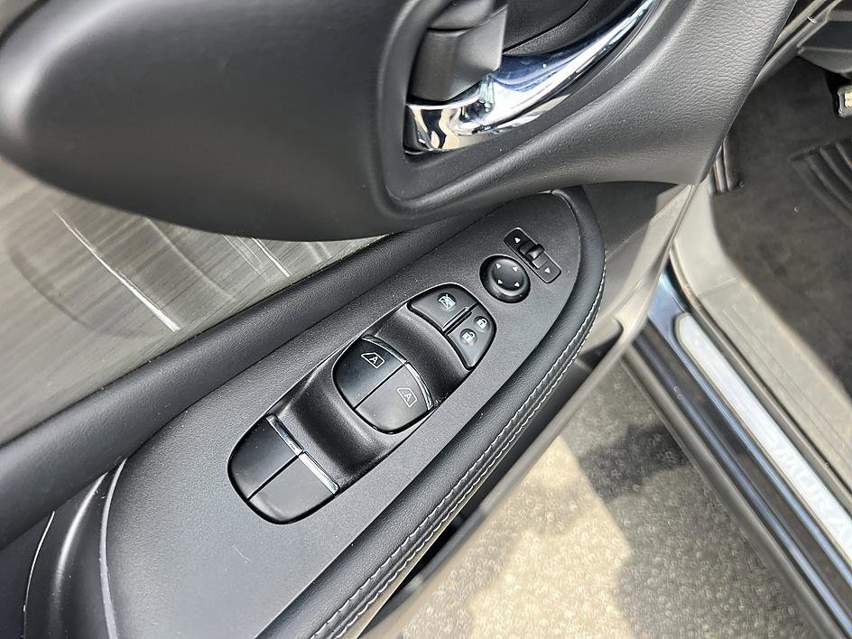 Used 2017 Arctic Blue Metallic Nissan Platinum image 21