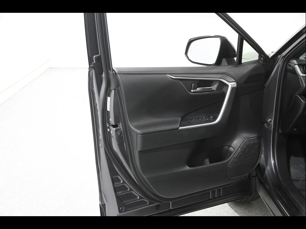 Used 2022 Magnetic Gray Metallic w/Midnight Black Metallic Roof Toyota XSE image 4