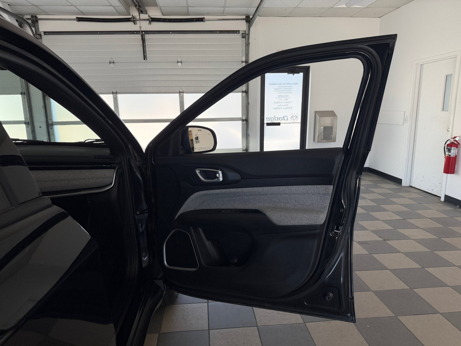 Used 2023 Diamond Black Crystal Pearlcoat Jeep Latitude image 32