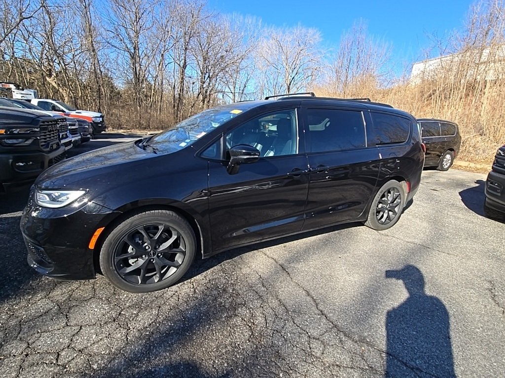 Used 2025 Chrysler Pacifica Limited with VIN 2C4RC1GG4SR515664 for sale in Kansas City