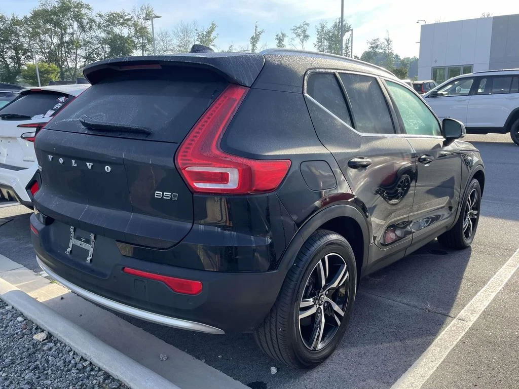 Used 2024 onyx black Volvo Core Bright Theme image 4