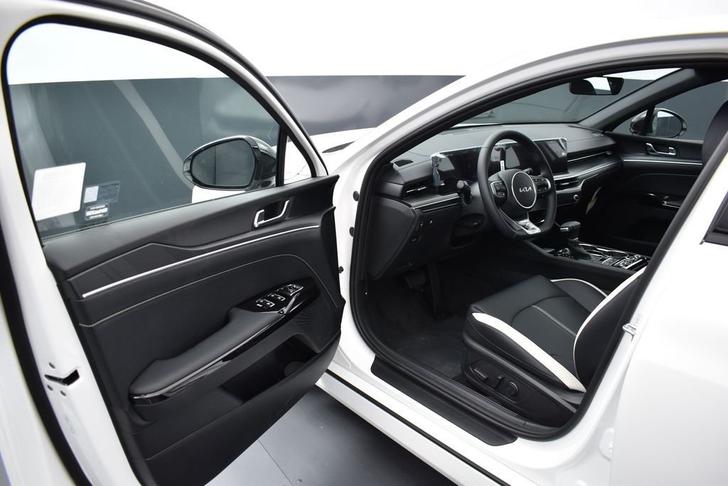 New 2026 Snow White Pearl Kia GT-Line FWD image 5