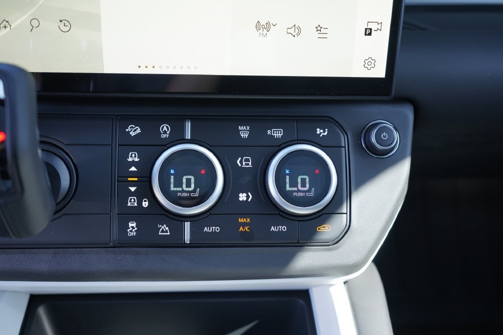 New 2026 Woolstone Green Land Rover X-Dynamic SE image 17