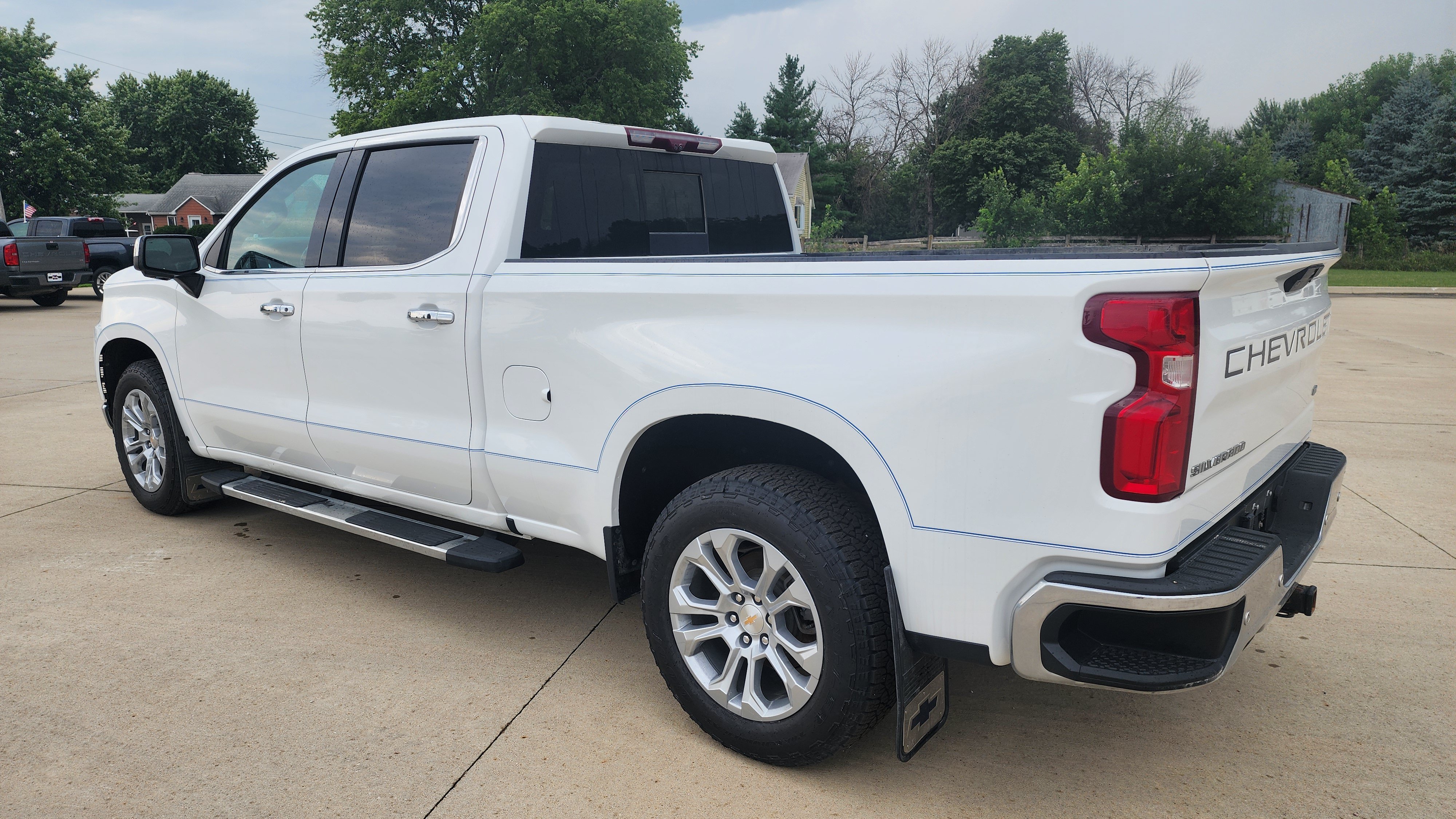 Used 2022 Summit White Chevrolet LTZ image 4