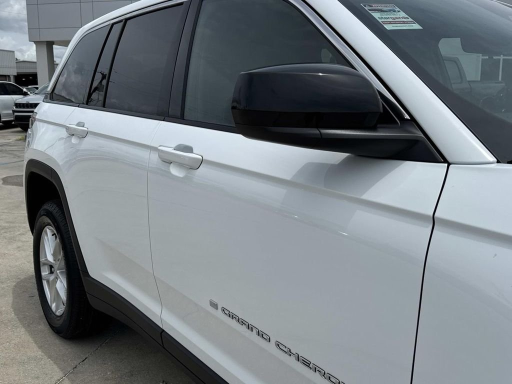 New 2026 Bright White Clear-Coat Exterior Paint Jeep Laredo X image 16