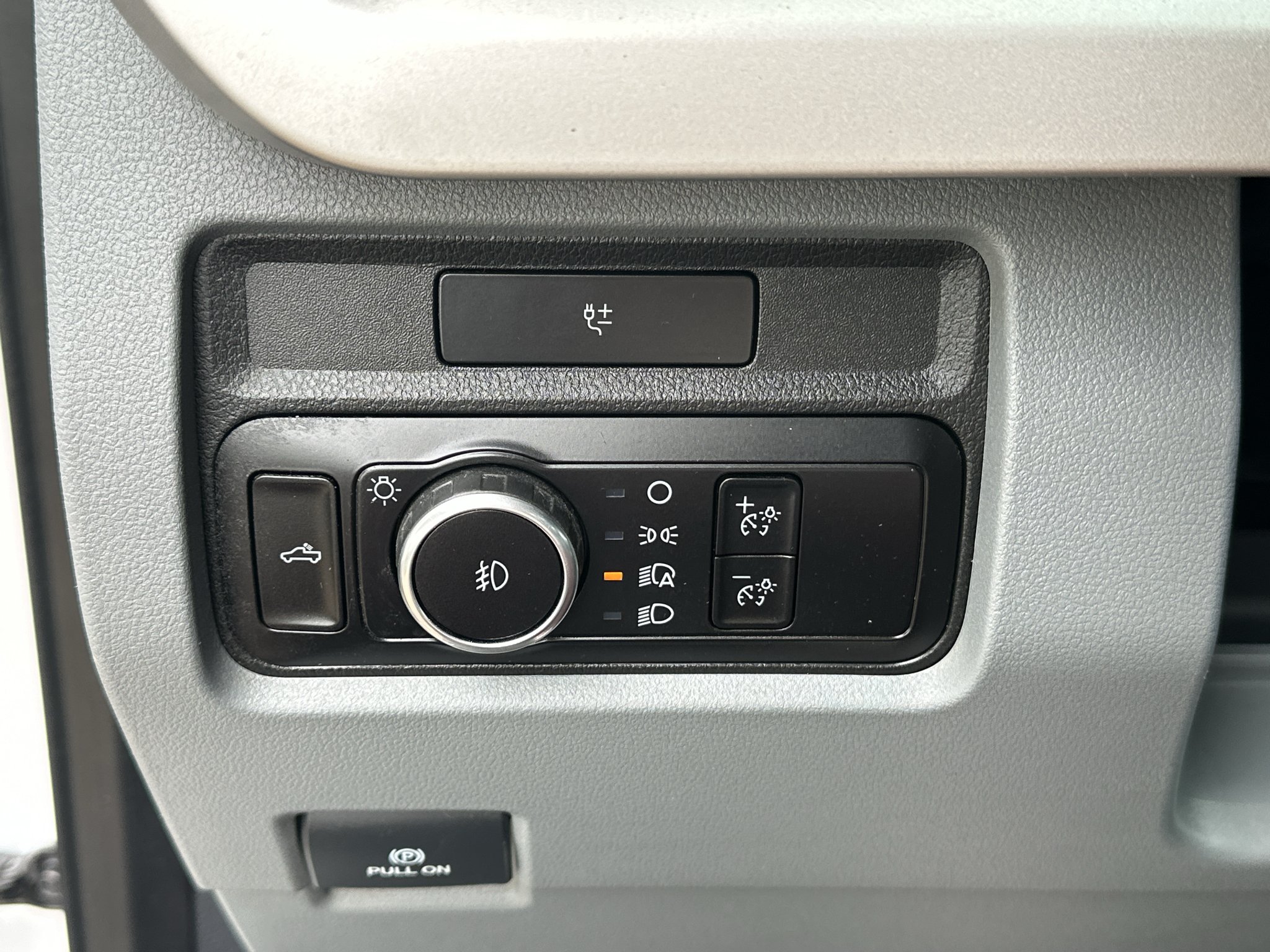 Used 2023 Oxford White Ford XL image 28