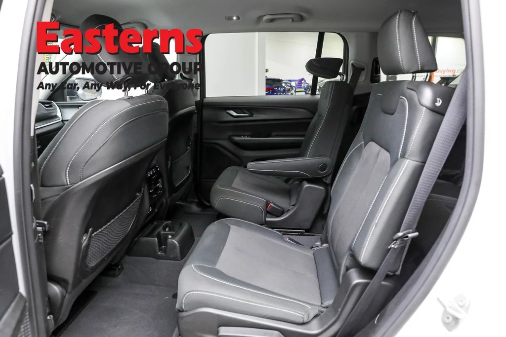 Used 2023 White Jeep Laredo image 22
