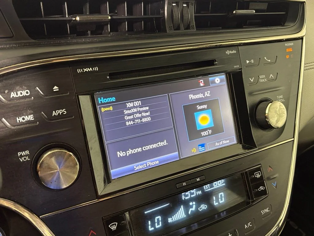 Used 2018 Silver Toyota XLE image 25