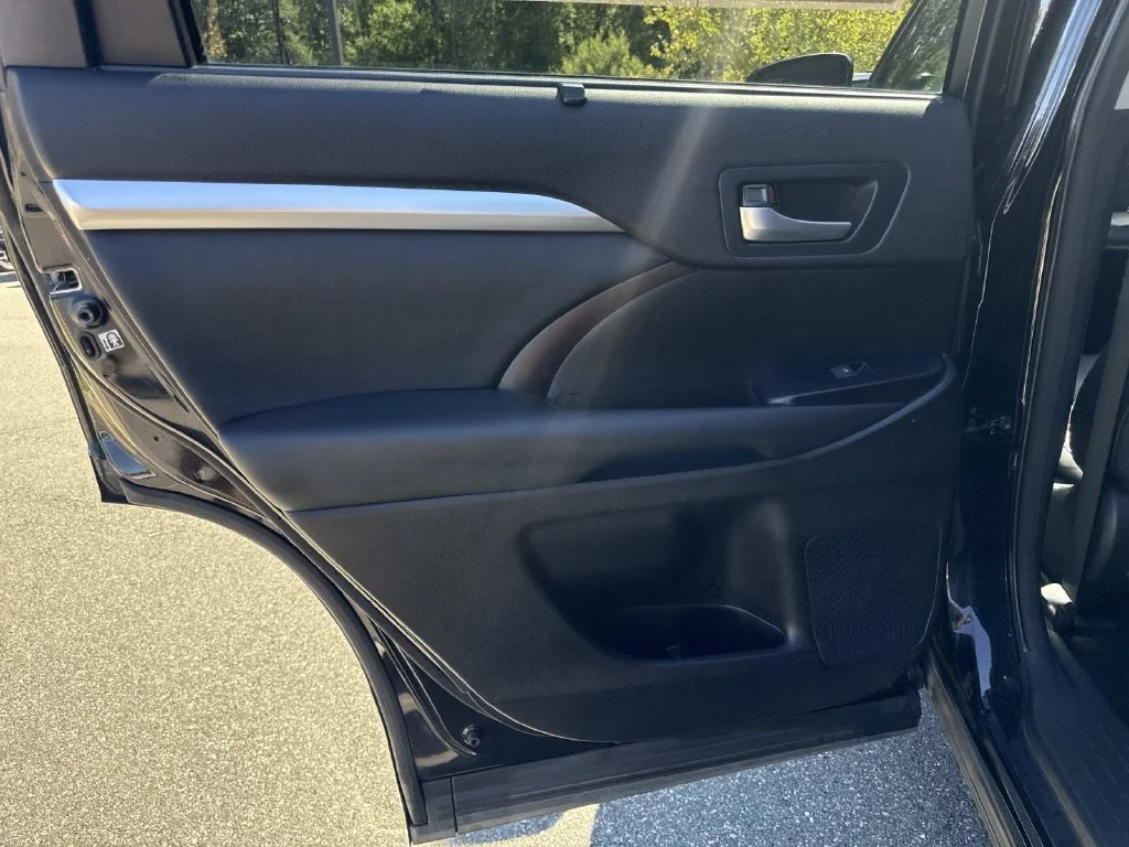Used 2015 Black Toyota XLE V6 image 25