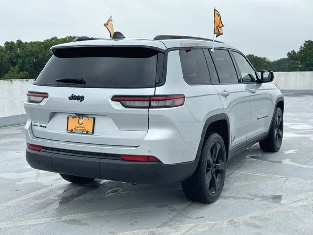 Used 2023 Silver Jeep Altitude image 7
