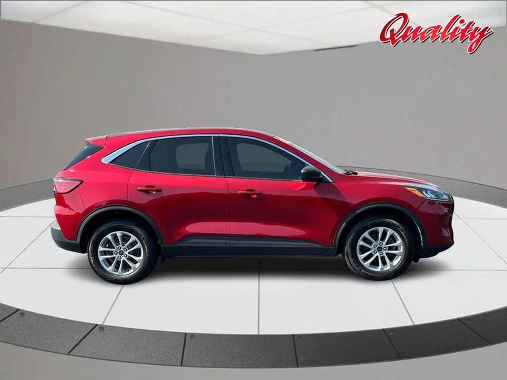 Used 2022 Ford Escape SE with VIN 1FMCU9G62NUA88173 for sale in Alton, IL