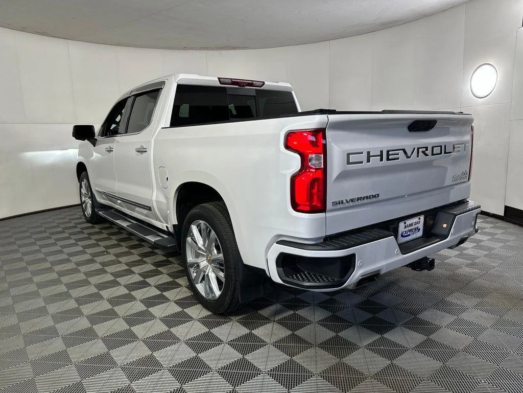 Used 2024 Pearl Chevrolet High Country image 17