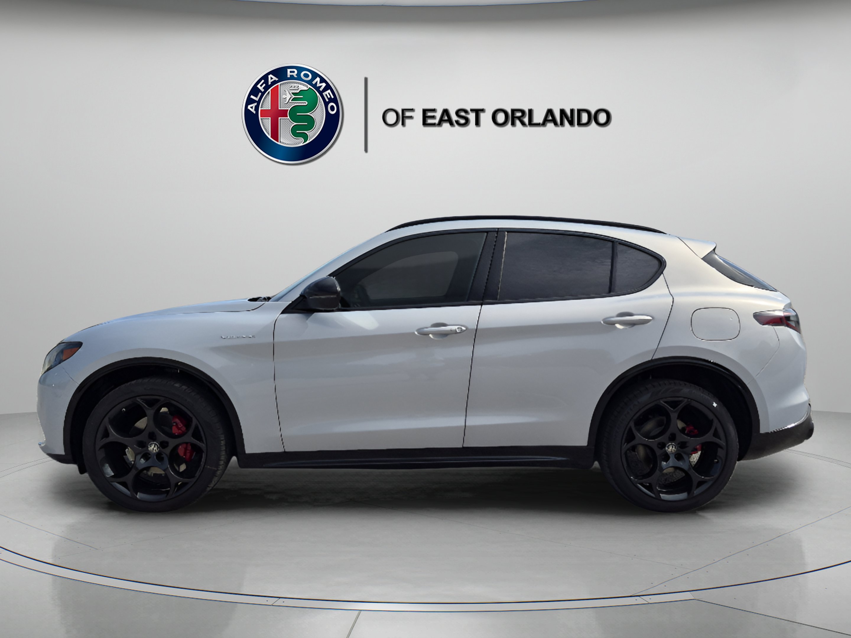 New 2026 Moonlight Gray Metallic Alfa Romeo  image 4