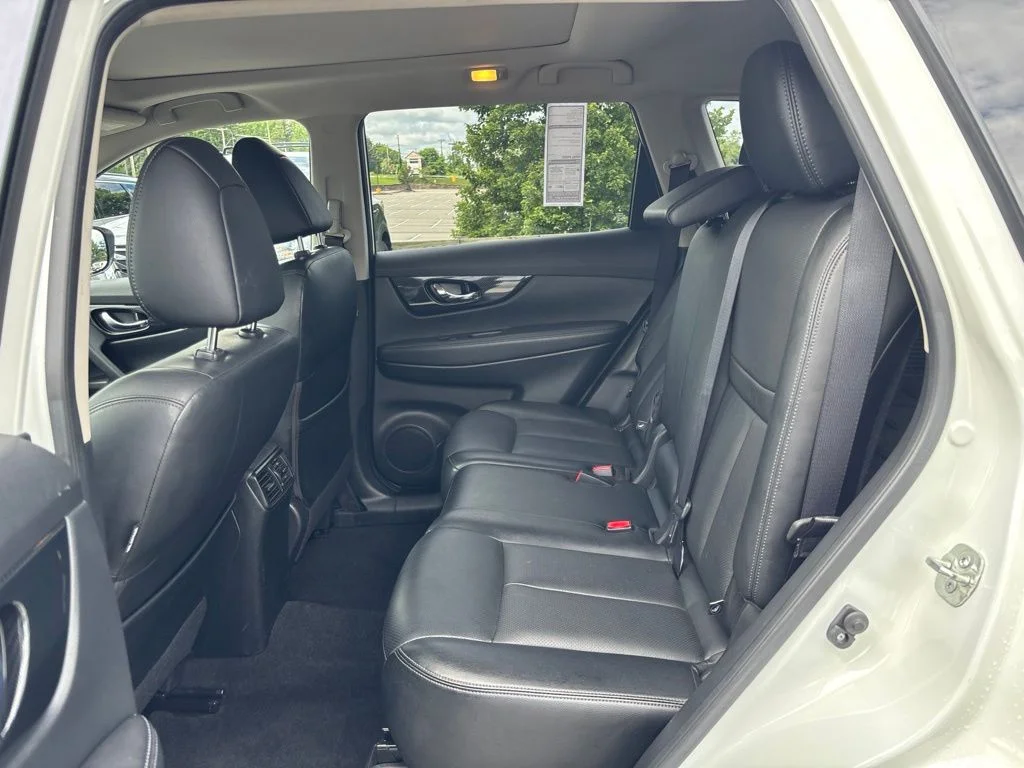 Used 2018 White Nissan SL image 14