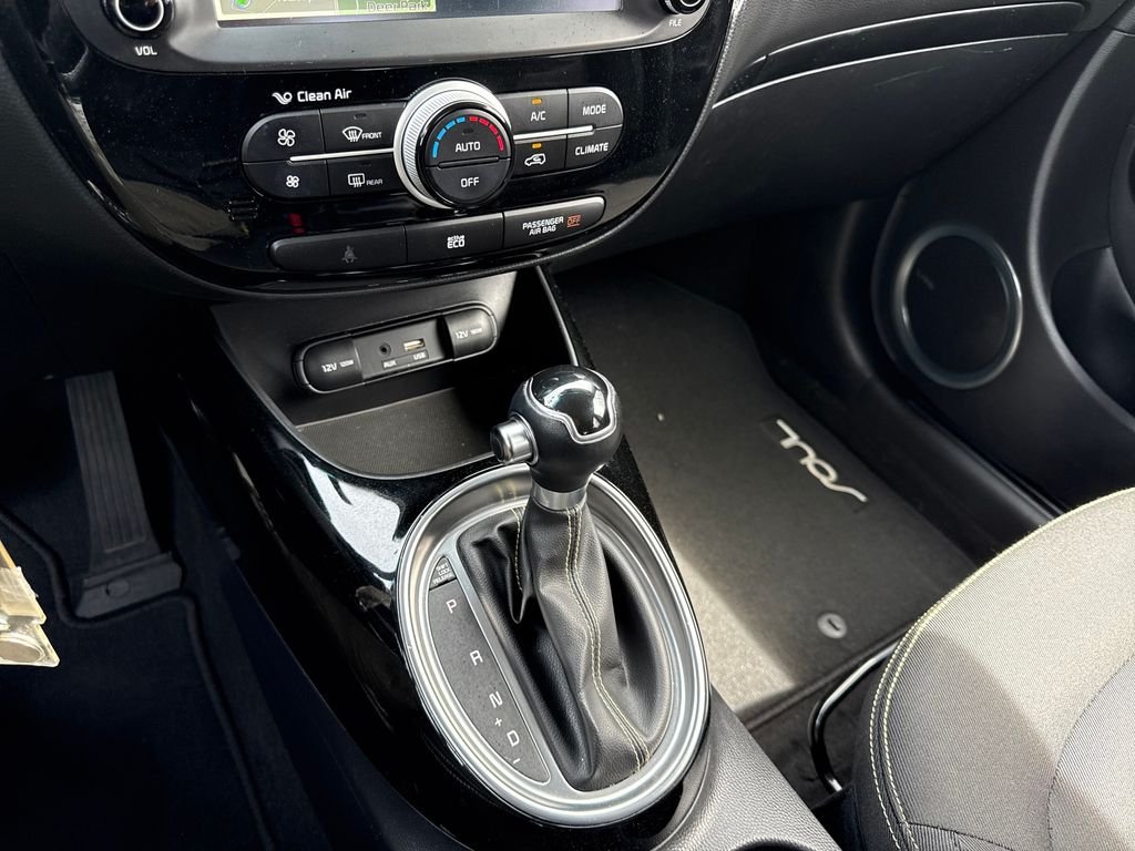Used 2015 Blue Kia Plus image 18