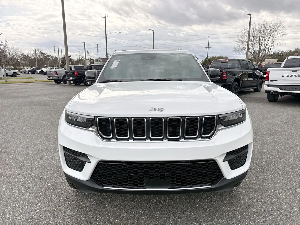 New 2026 Bright White Clear-Coat Exterior Paint Jeep Laredo image 8
