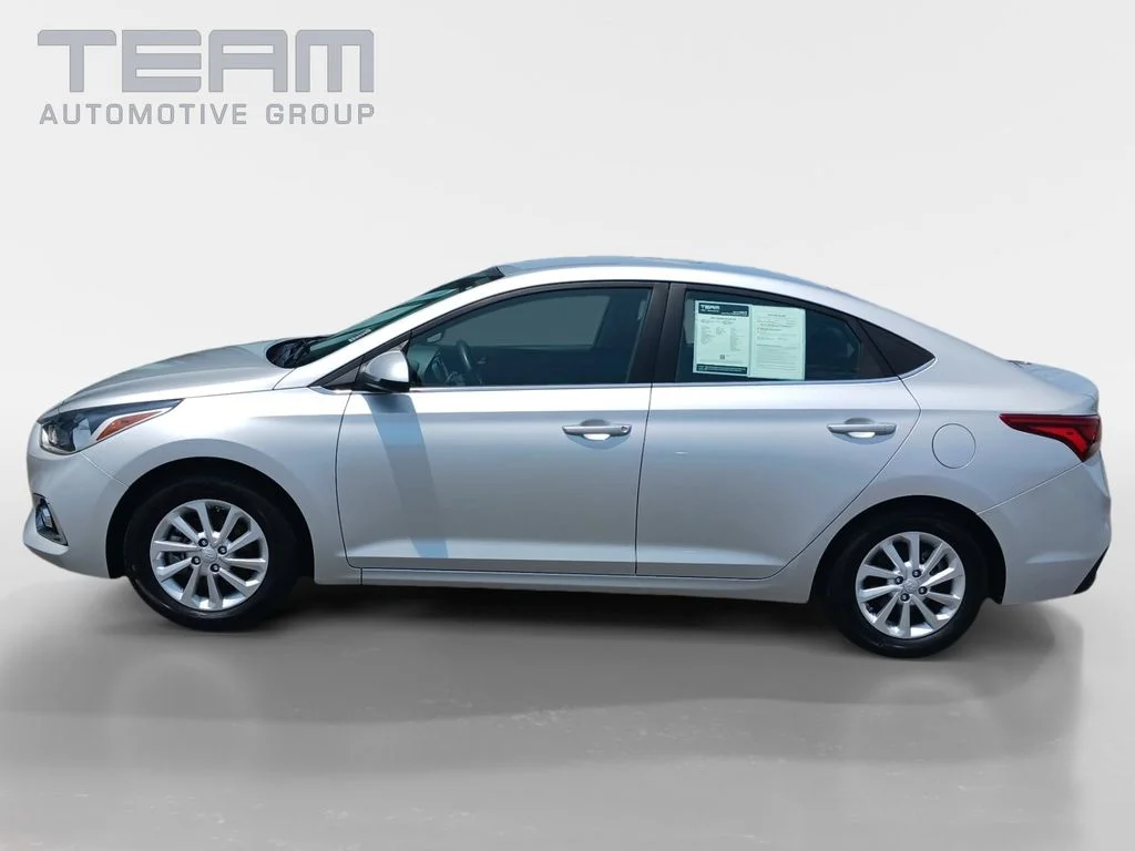 Used 2022 Silver Hyundai SEL image 4